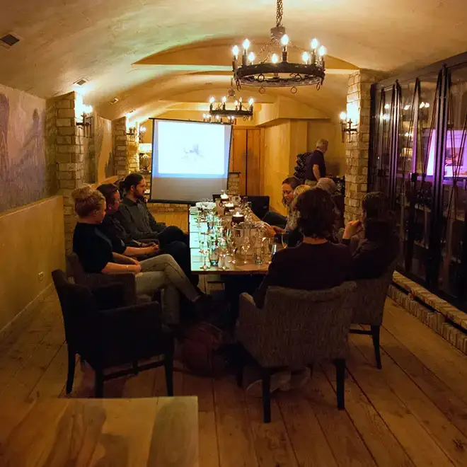 Wijncursus (SDEN3) in een wijnkelder in Amsterdam.